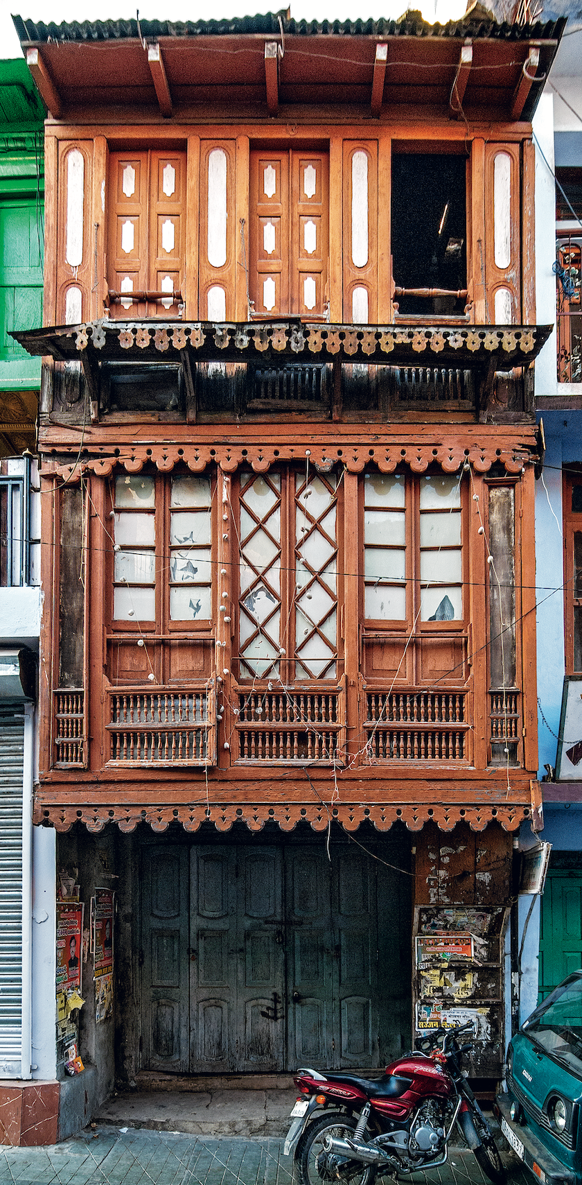 Vernacular town house structures in Almora, Uttarakhand Built shoulder-to-shoulder, these residences of traders and merchants with wooden façades are in the main bazaar with multiple windows for interaction with the street below